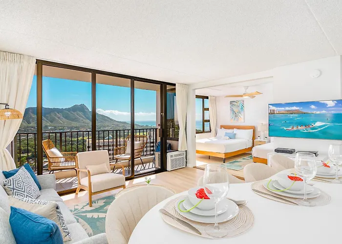 Waikiki Banyan: Diamond Head And Ocean View Condo!
